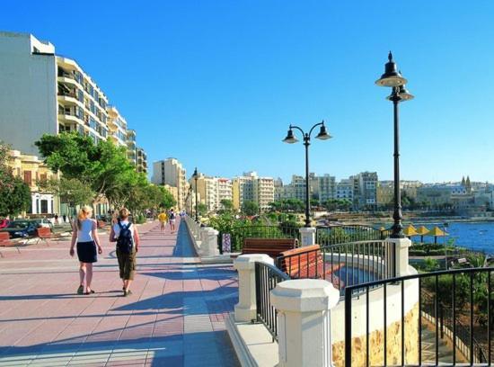 Modern 2 Bedroom Maisonette In Central Sliema Exteriör bild